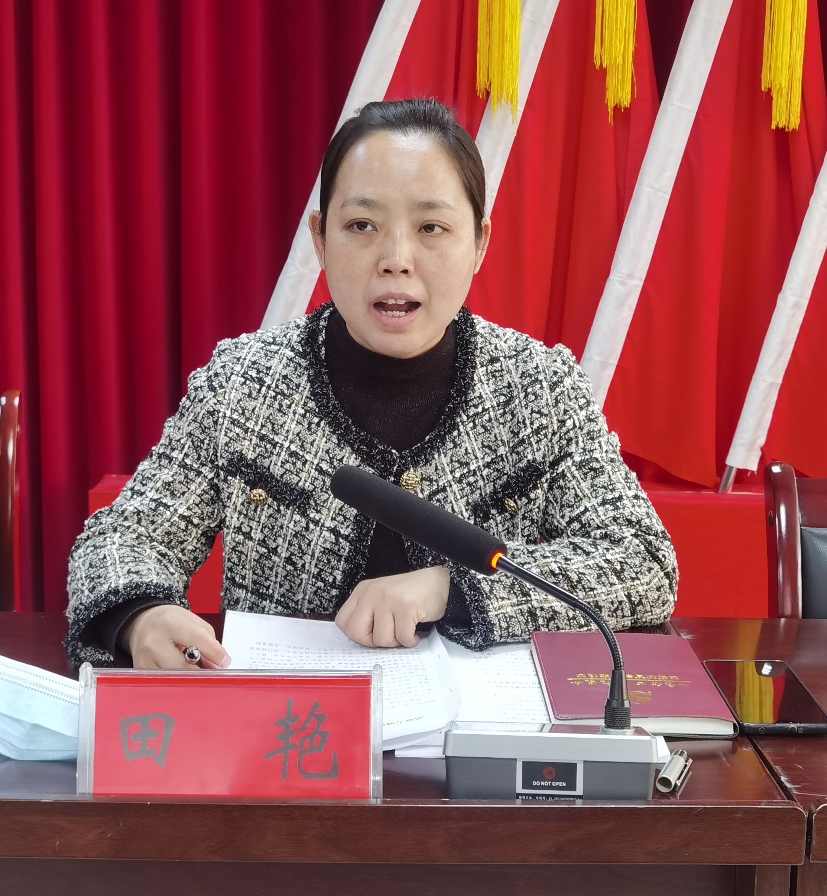 田艳代表古城街道进行表态发言,对巡察反馈意见坚决拥护,完全赞同,照